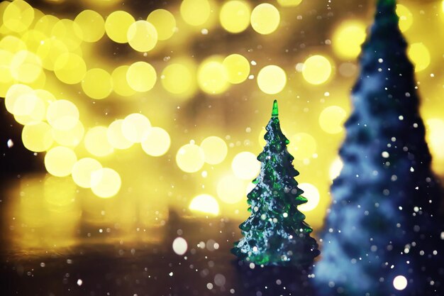 Photo fond de vacances d'hiver avec sapin gelé, lumières scintillantes, bokeh. fond de vacances de noël et du nouvel an avec espace de copie.