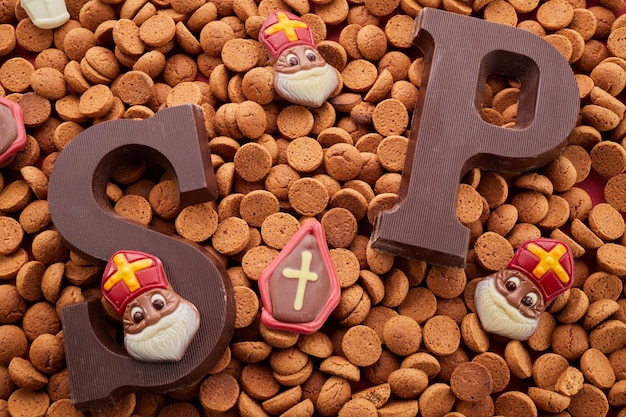 Fond de vacances néerlandais sinterklaas avec des bonbons traditionnels et une lettre au chocolat