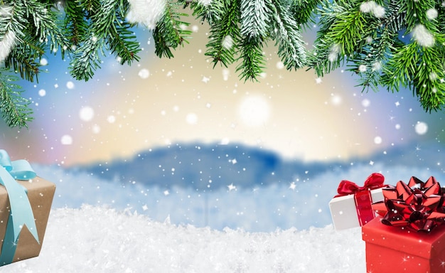 Fond de vacances de Noël avec cadeau et décorations sur un fond ensoleillé