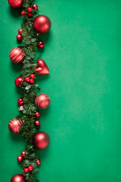 Fond de vacances de Noël avec des décorations de Noël rouges Vue de dessus gros plan sur fond vert