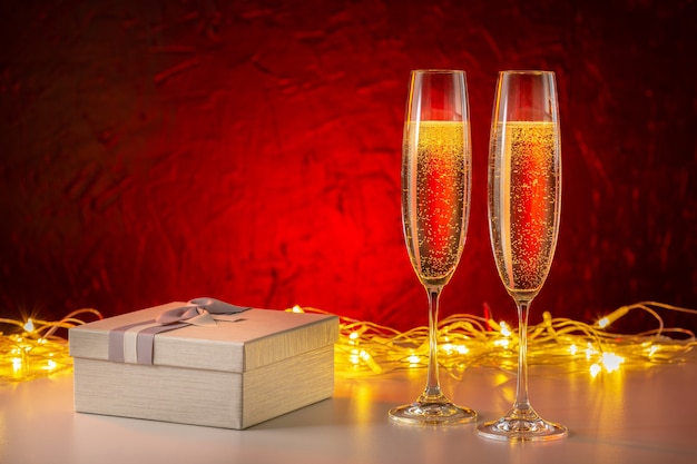 Fond de vacances de Noël et du nouvel an. Coffret cadeau avec champagne avec feux d'artifice.