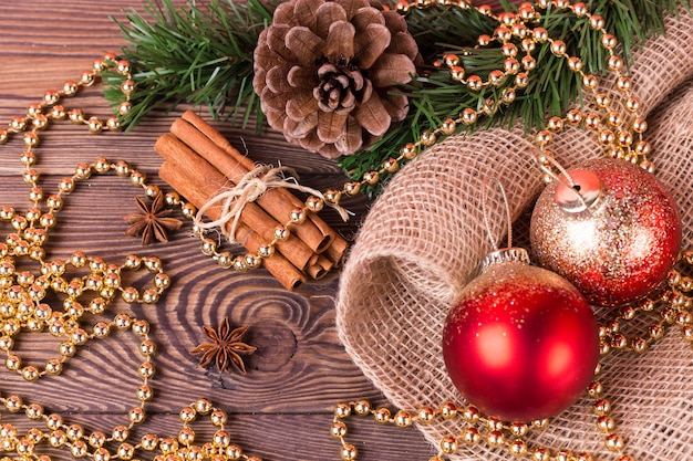 Fond de vacances de Noël et du nouvel an. Décor de Noël sur une table en bois.