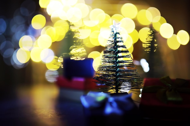 Fond de vacances de Noël et du Nouvel An avec espace de copie Fond de vacances d'hiver avec des lumières scintillantes de sapin gelé bokeh