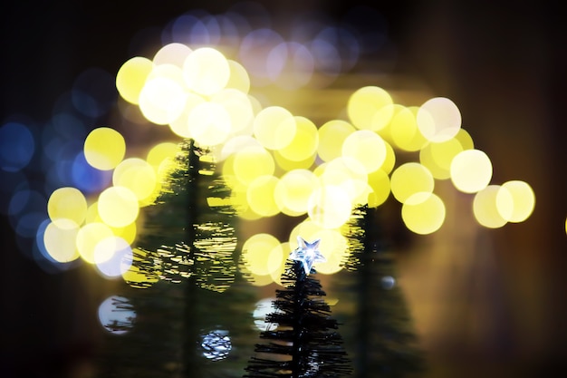 Fond de vacances de Noël et du nouvel an avec espace de copie. Fond de vacances d'hiver avec sapin gelé, lumières scintillantes, bokeh.