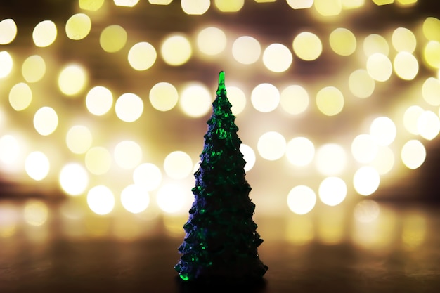 Fond de vacances de Noël et du nouvel an avec espace de copie. Fond de vacances d'hiver avec sapin gelé, lumières scintillantes, bokeh.