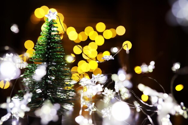 Fond de vacances de Noël et du nouvel an avec espace de copie. Fond de vacances d'hiver avec sapin gelé, lumières scintillantes, bokeh.