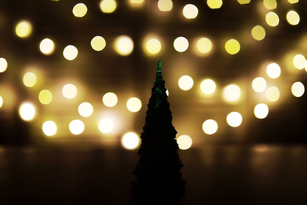 Fond de vacances de Noël et du nouvel an avec espace de copie. Fond de vacances d'hiver avec sapin gelé, lumières scintillantes, bokeh.