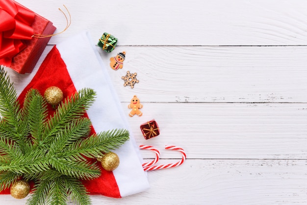 Fond de vacances de Noël avec Santa hat et sapin branches décoration bonbon canne pin boîte cadeau et objet de fête Happy New Year