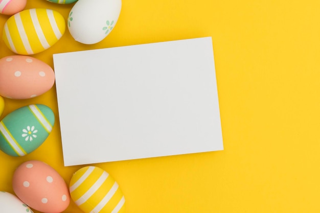 Photo fond de vacances de pâques oeufs de pâques décorés de couleur pastel avec une étiquette blanche vierge