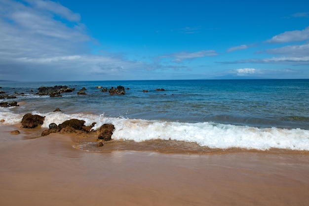 Fond de vacances de vacances d'été d'une plage tropicale et d'une mer bleue Plage d'Hawaï Surf marée éclaboussant