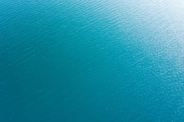 Fond de vague d'eau dans un étang avec personne