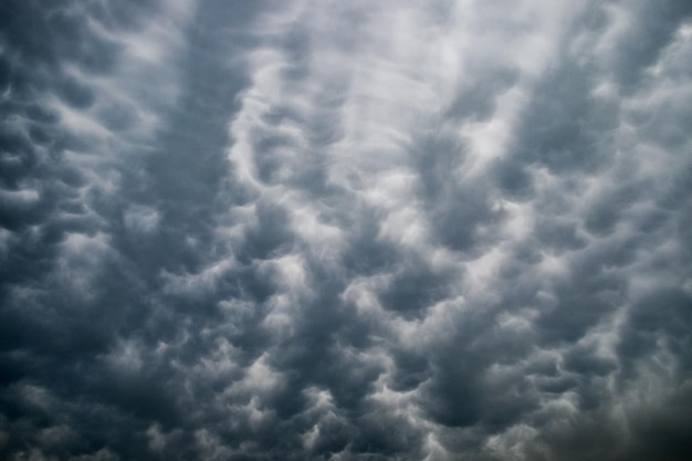 Fond de vague de nuage couvert d'obscurité