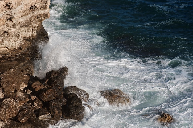 Fond de vague océanique brisant le rivage rocheux de l'eau de mer