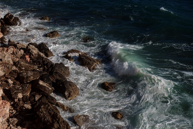 Fond de vague océanique brisant le rivage rocheux de l'eau de mer