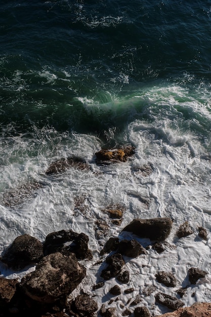 Fond de vague océanique brisant le rivage rocheux de l'eau de mer