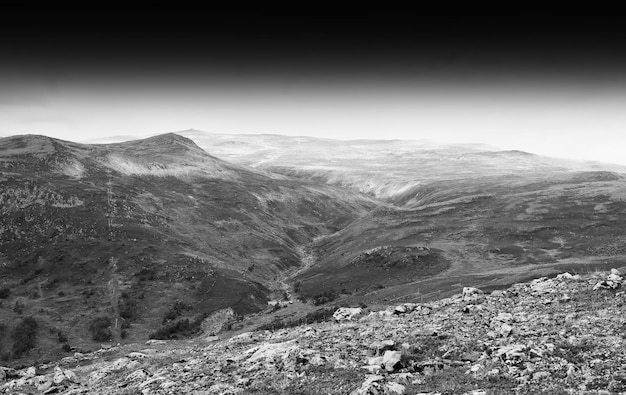 Fond de vallée de montagne noir et blanc hd