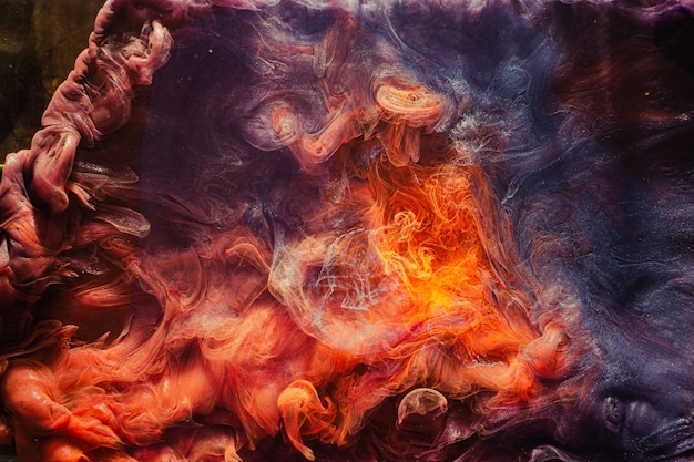 Fond de vapeur. Feu de joie de la grotte. Fumée rougeoyante de paillettes orange violet.