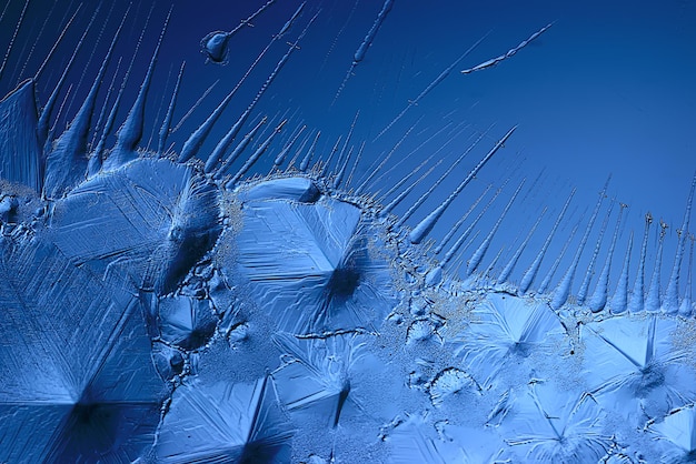 fond de verre de glace bleu, texture abstraite de la surface de la glace sur le verre, eau saisonnière gelée