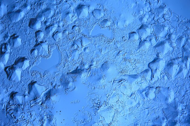 fond de verre de glace bleue, texture abstraite de la surface de la glace sur le verre, eau saisonnière gelée