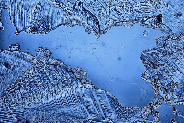 fond de verre de glace bleue, texture abstraite de la surface de la glace sur le verre, eau saisonnière gelée