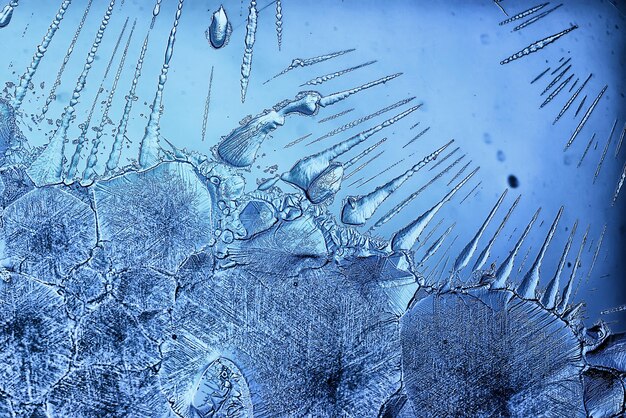 fond de verre de glace bleue, texture abstraite de la surface de la glace sur le verre, eau saisonnière gelée