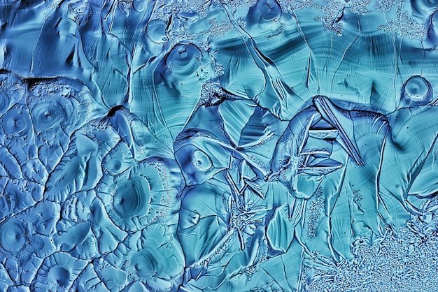 fond de verre de glace bleue, texture abstraite de la surface de la glace sur le verre, eau saisonnière gelée