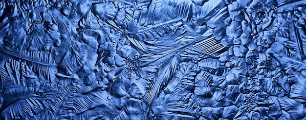 fond de verre de glace bleue, texture abstraite de la surface de la glace sur le verre, eau saisonnière gelée