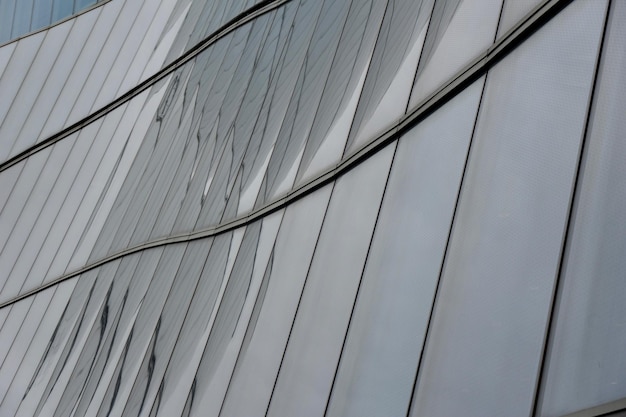 Fond en verre gris industriel avec des lignes Panneau argenté doublé