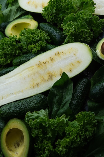 Fond Vert De Feuilles De Laitue Fraîche Avocat Concombre Courgette.