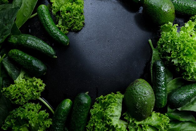 Fond vert de feuilles de laitue fraîche avocat concombre courgette.