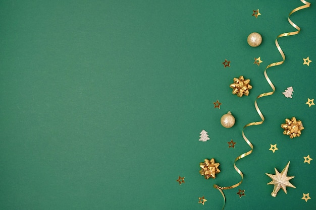 Fond vert de nouvel an. Décoration dorée. Maquette de carte de voeux de Noël. Boules scintillantes.