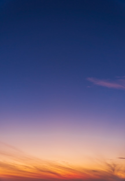 Fond vertical de ciel crépuscule