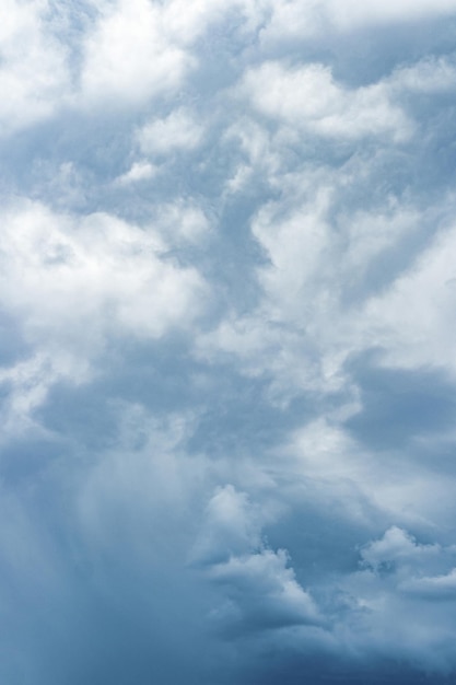 Fond vertical de nuages de pluie sombre.