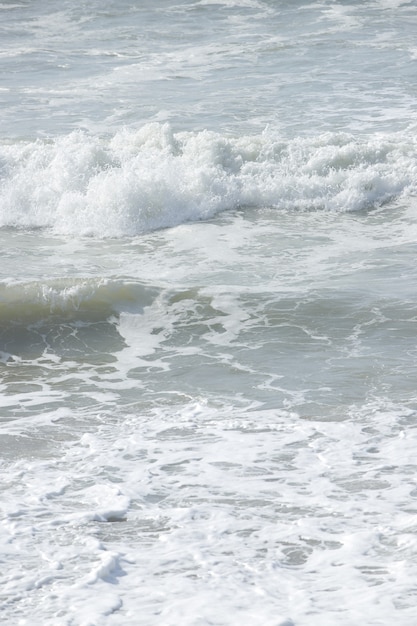 fond vertical des vagues de la plage bleue