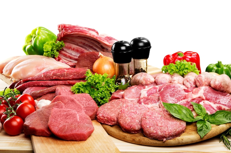 Photo fond de viande crue fraîche avec des légumes sur un bureau en bois isolé sur fond blanc