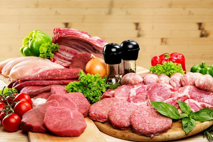 Photo fond de viande crue fraîche avec des légumes, concept de viande, boucherie.