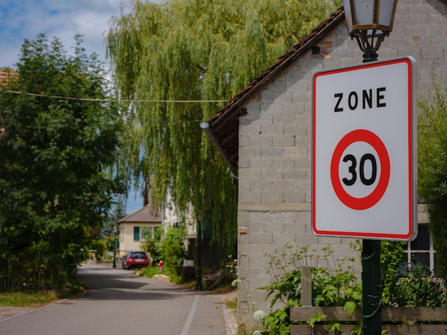 Le fond de village de signe de vitesse de route