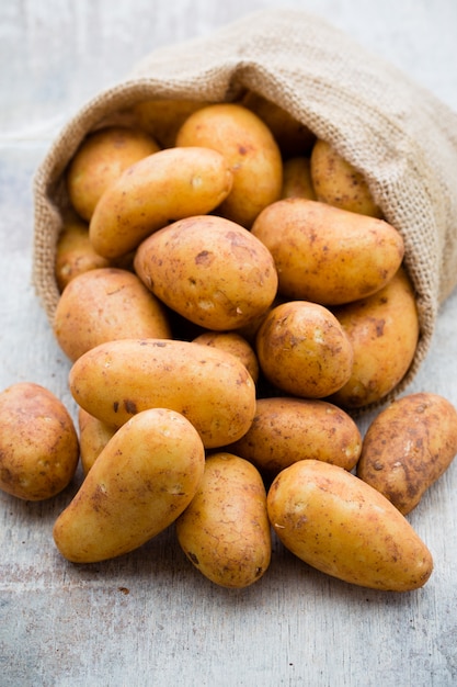 Un fond vintage en bois de pomme de terre rousse bio