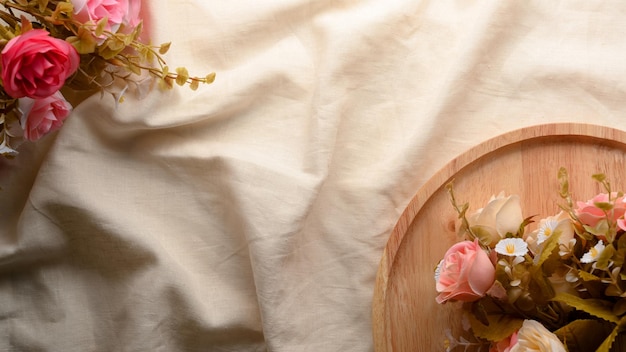 Fond vintage féminin avec bouquet de roses et espace de copie sur nappe blanche. vue de dessus