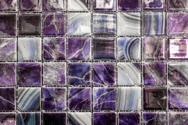 Fond violet abstrait petit carreau de mosaïque moderne violet dans la salle de bain fond de mur de carreaux de verre transparent