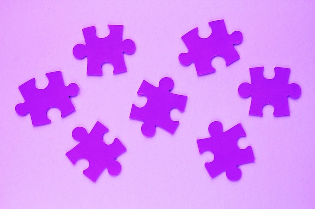 Un fond violet avec une pièce de puzzle sur le dessus