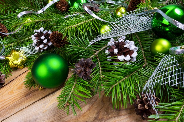 Fond de voeux de vacances de Noël avec des ornements verts