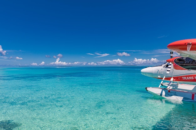 Fond de voyage d'été fantastique, lagon de mer d'hydravion dans les îles des Maldives. Vue paradisiaque tropicale