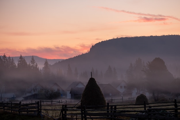 Fond de vue nature paysage. Vue depuis la rue sur un magnifique paysage naturel avec un espace pour votre texte dans les montagnes.