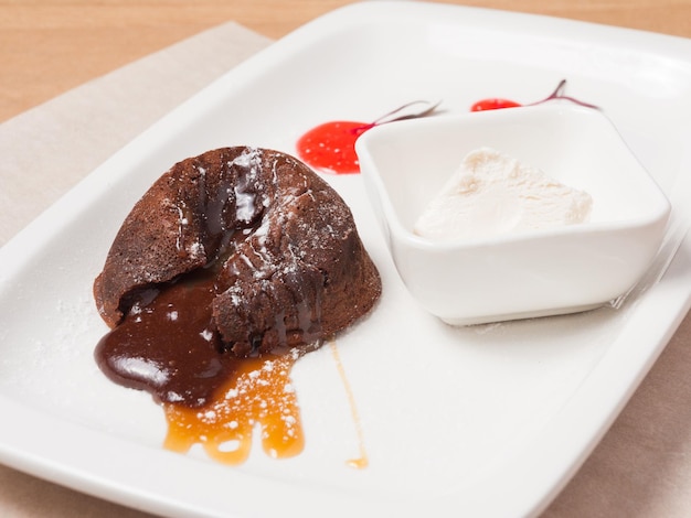 Fondant au chocolat avec crème glacée au caramel et sauce aux baies