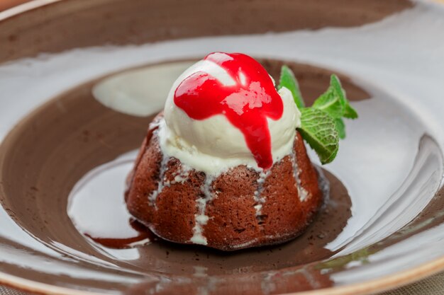 Fondant au chocolat avec crème glacée top close up