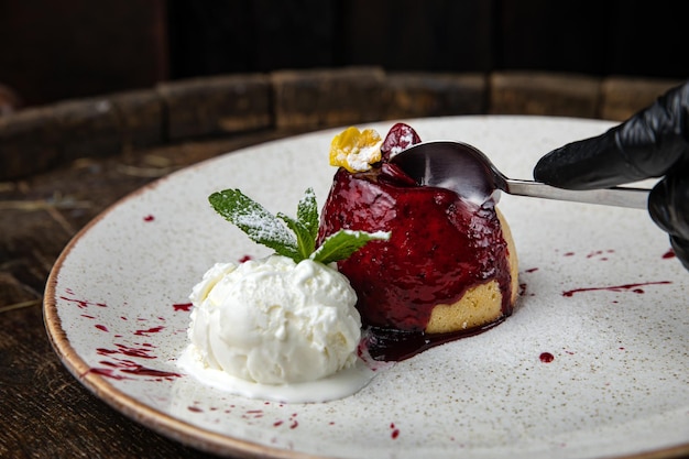 fondant au chocolat avec de la glace sur une table en bois