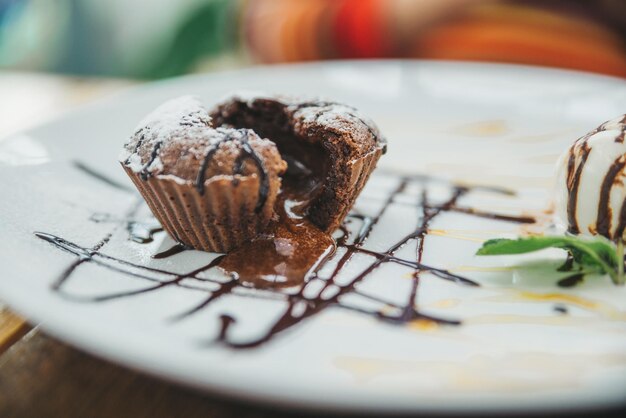 Fondant au chocolat gros plan sur plaque blanche soft focus