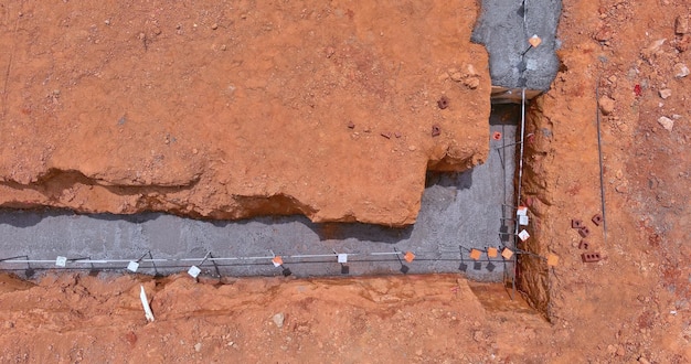 Fondation d'une maison en construction avec construction d'une ossature de renfort en bande