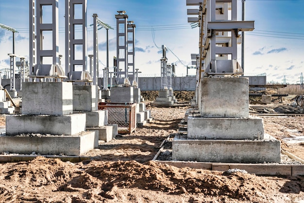 Fondation monolithique en béton armé ou grillage pour la construction d'une centrale électrique moderne Colonnes et grillages puissants sur le chantier Structures monolithiques en béton armé